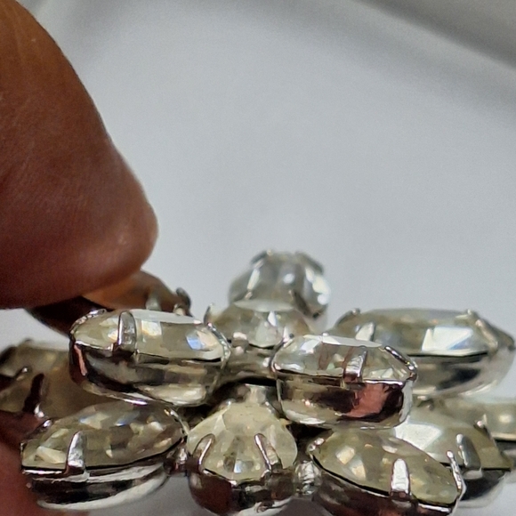 Vintage Weiss Silver Tone Clear Rhinestone Flower Brooch With Pin Stop - Picture 4 of 7